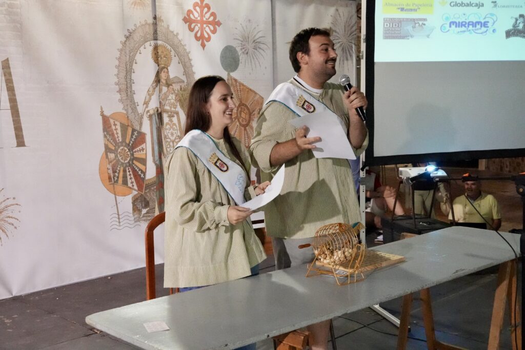 Los Churriegos Ejemplares 2026, Rita Gómez y Julián Rodrigo, fueron los encargados de cantar el último bingo | Diario de Miguelturra