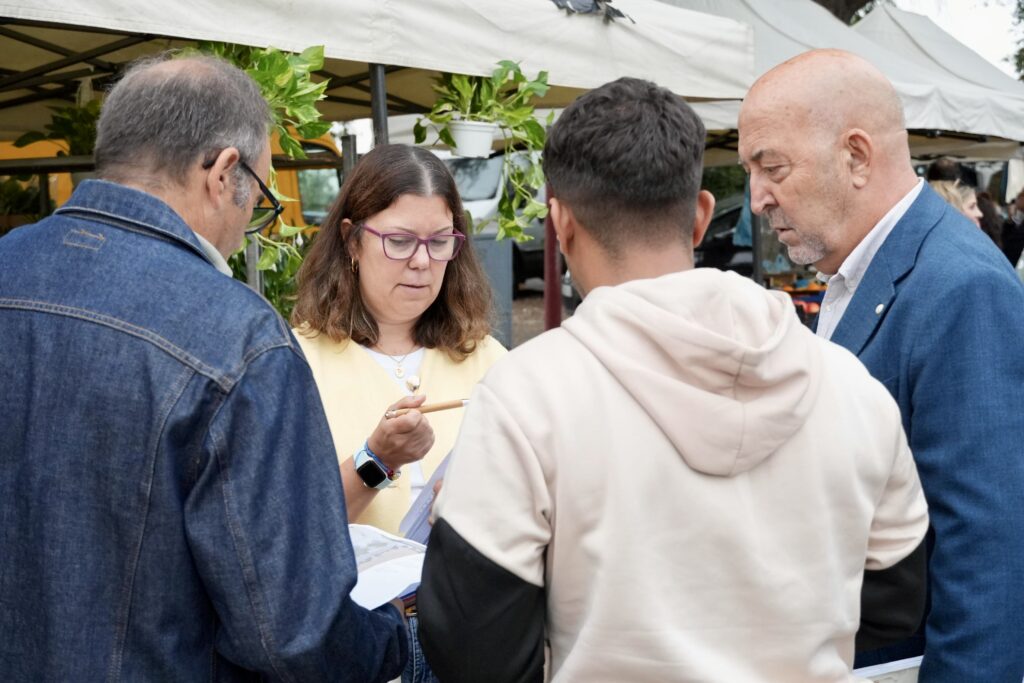 Pilar de la Torre y Julián Margotón han estado presentes desde primera hora para organizar este primer domingo de mercadillo en Miguelturra | Diario de Miguelturra