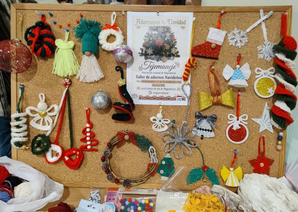 Adornos navideños realizados por la Asociación Tejemaneje