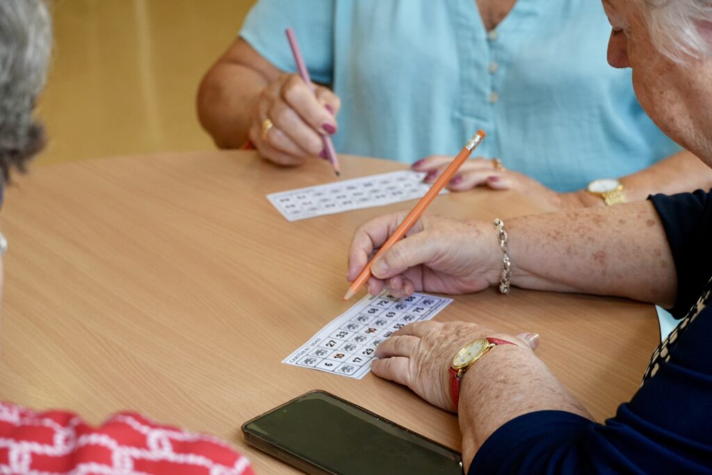 Bingo especial en el Centro de Día con motivo del Día de los Mayores | Diario de Miguelturra