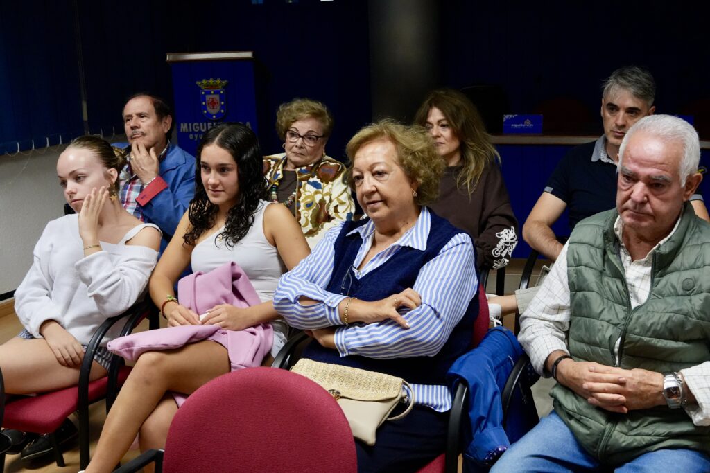 Las familias de Pablo Soriano y Lourdes Molina quisieron acompañarles en su presentación oficial como Máscaras Mayores 2027 | Diario de Miguelturra