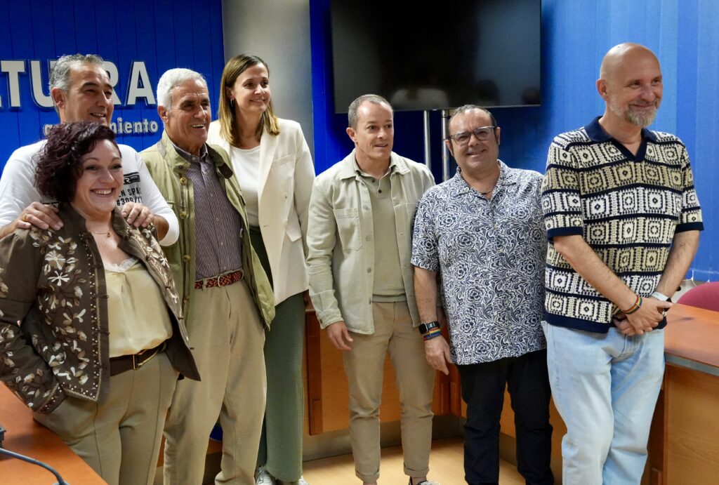 Pablo Soriano y Lourdes Molina junto a las autoridades políticas y carnavaleras | Diario de Miguelturra