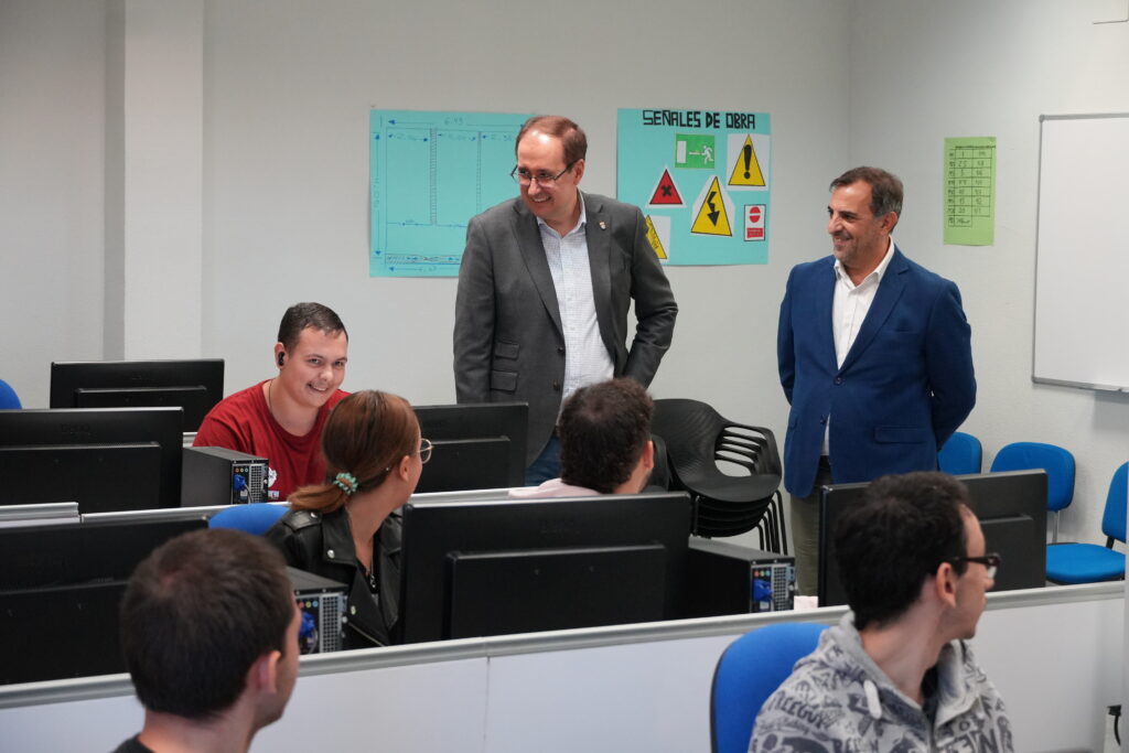 Luis Ramón Mohíno y Miguel Ángel García charlan con los participantes en este proyecto | Diario de Miguelturra