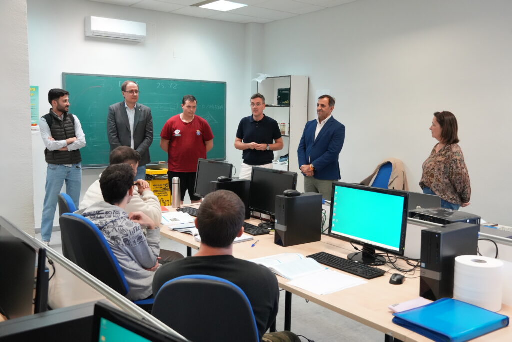 Visita institucional a los participantes en el proyecto de Auxiliares de Mantenimiento de Áreas Industriales | Diario de Miguelturra