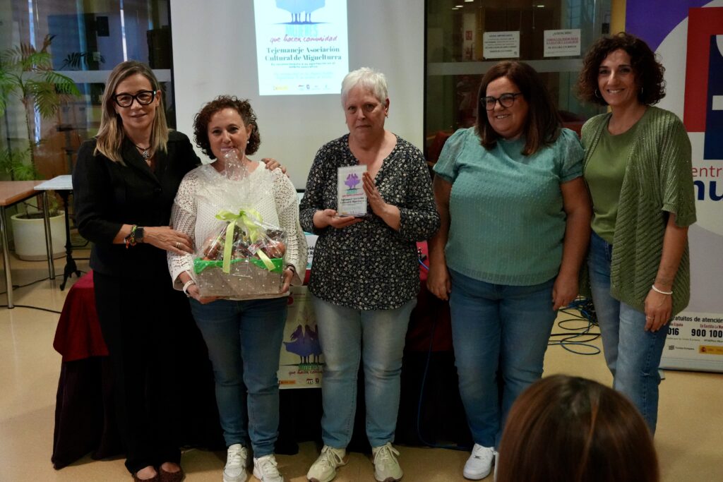 Representantes de la Asociación Tejemaneje recogen este reconocimiento | Diario de Miguelturra
