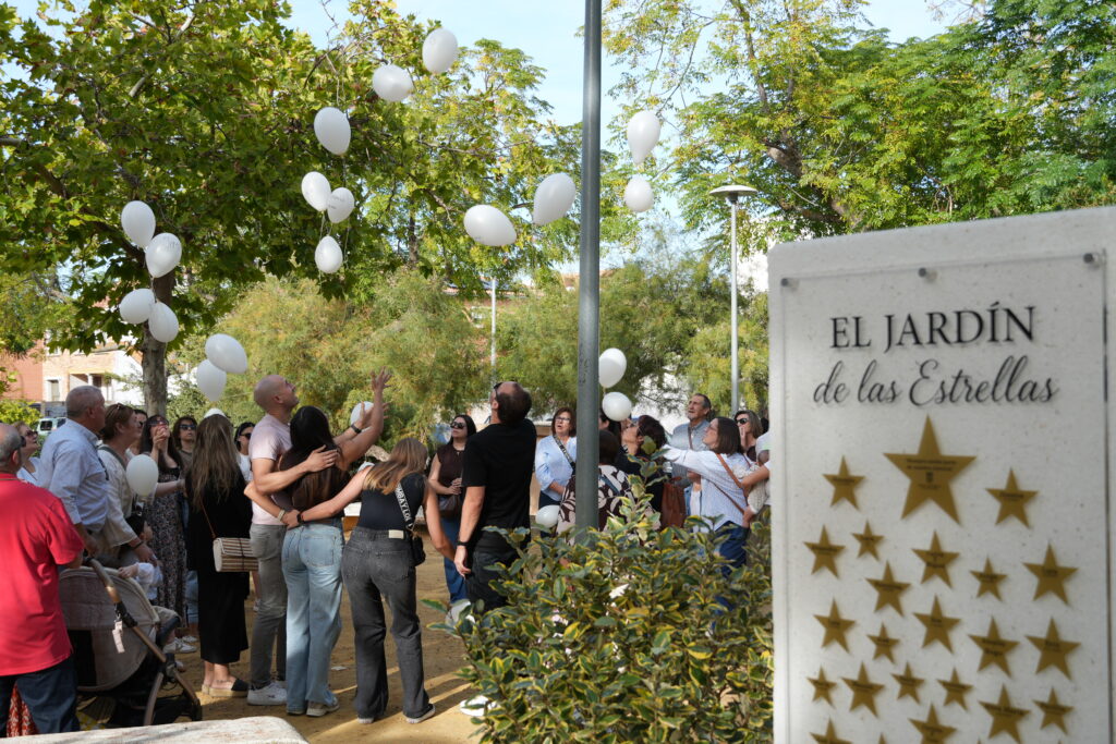 Las familias han lanzado al cielo unos globos con los nombres de sus hijos e hijas fallecidos | Diario de Miguelturra