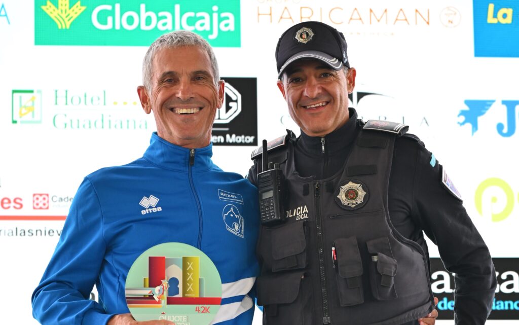 Marcial González recibe el trofeo como primer clasificado en categoría Máster 65 | Quijote Maratón