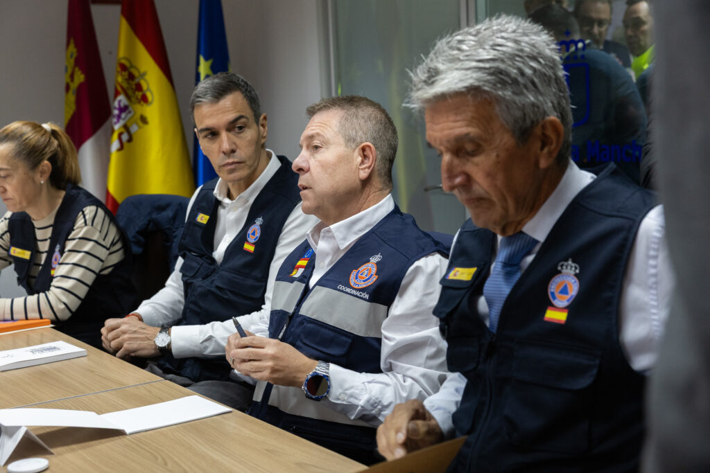 Emiliano García-Page junto a Pedro Sánchez en el centro de coordinación de emergencias del accidente ferroviario