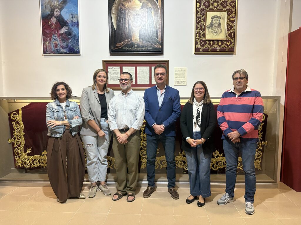 Autoridades municipales junto al párroco Jaime Quiralte y al hermano mayor del Nazareno, Antonio Arenas | Diario de Miguelturra