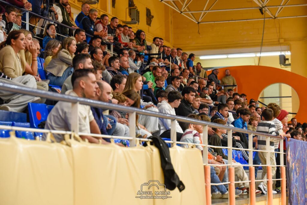 La afición volvió a llenar la grada del Pabellón Ernesto Arévalo para animar al Miguelturra FS | Ángel Matas