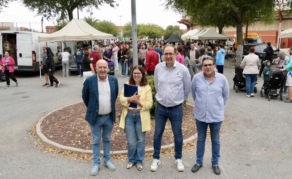 Representantes del equipo de Gobierno en la inauguración del mercadillo dominical | Diario de Miguelturra