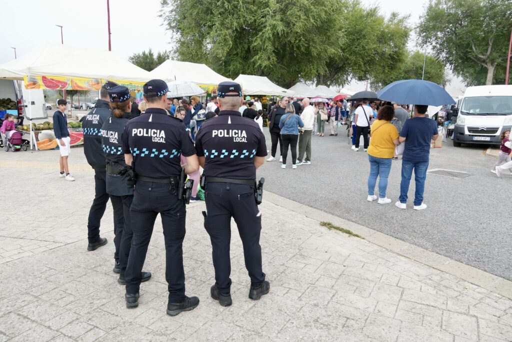 La Policía Local ha estado presente velando por el buen desarrollo de la mañana en el mercadillo | Diario de Miguelturra